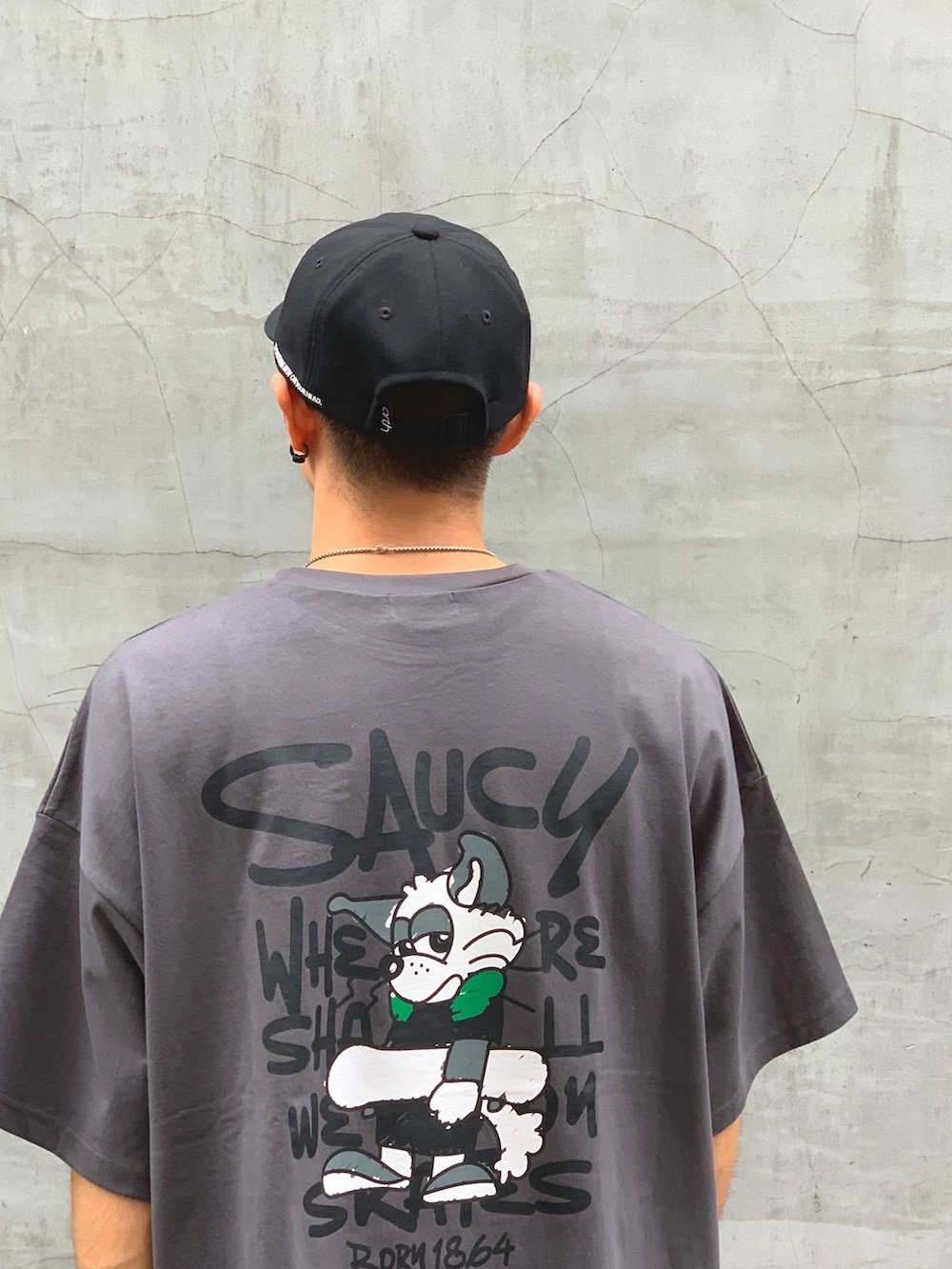 グレー系のTシャツ/カットソー、ブルー系のデニムパンツ、ブラック系のキャップを着用したメンズの夏コーディネートの3枚目の写真