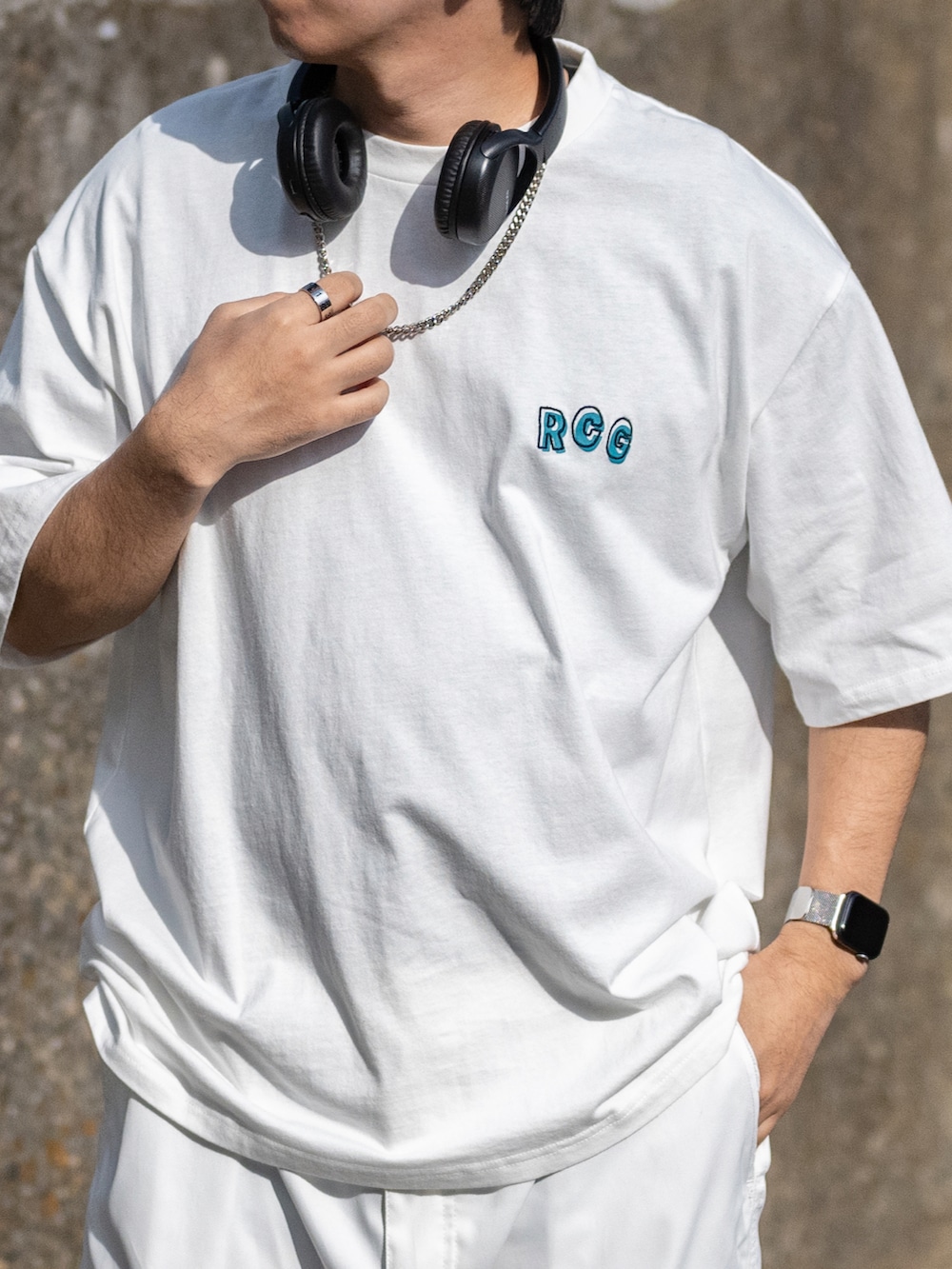 グリーン系のTシャツ/カットソーを着用したメンズの冬コーディネートの3枚目の写真