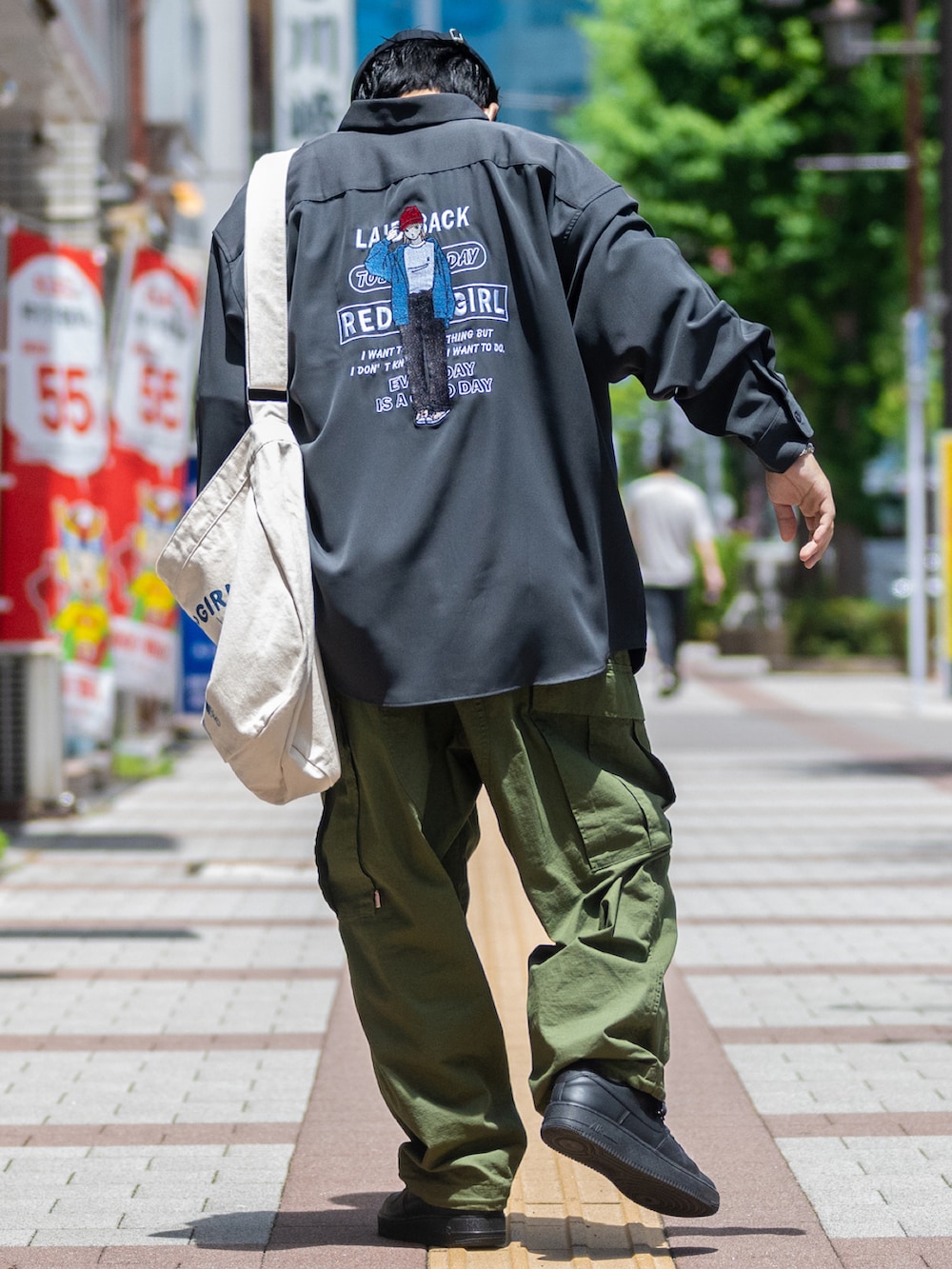 ブラック系のシャツ/ブラウス、ブラック系のスニーカー、グリーン系のカーゴパンツを着用したメンズの夏コーディネートの3枚目の写真