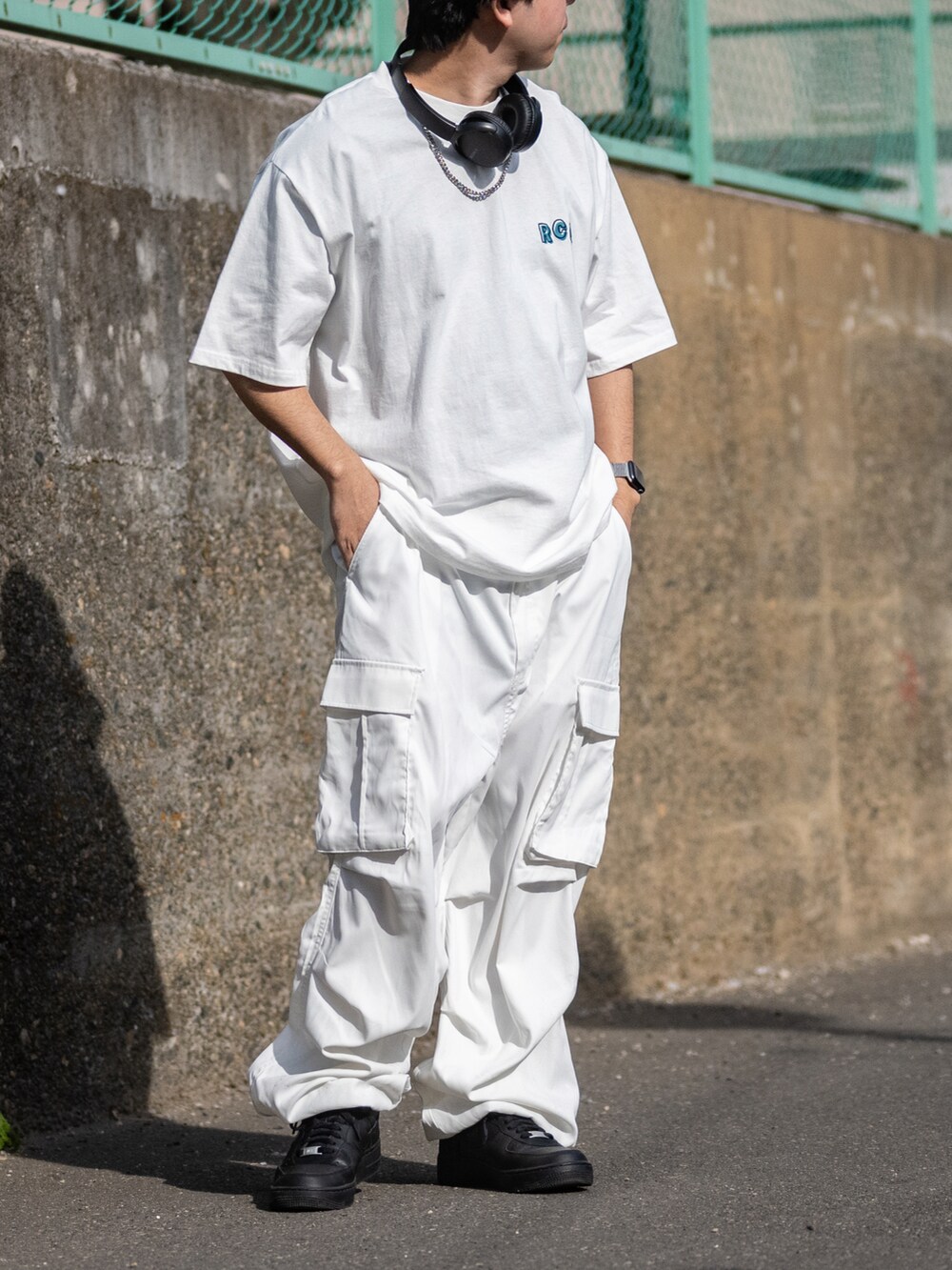 グリーン系のTシャツ/カットソーを着用したメンズの冬コーディネートの2枚目の写真
