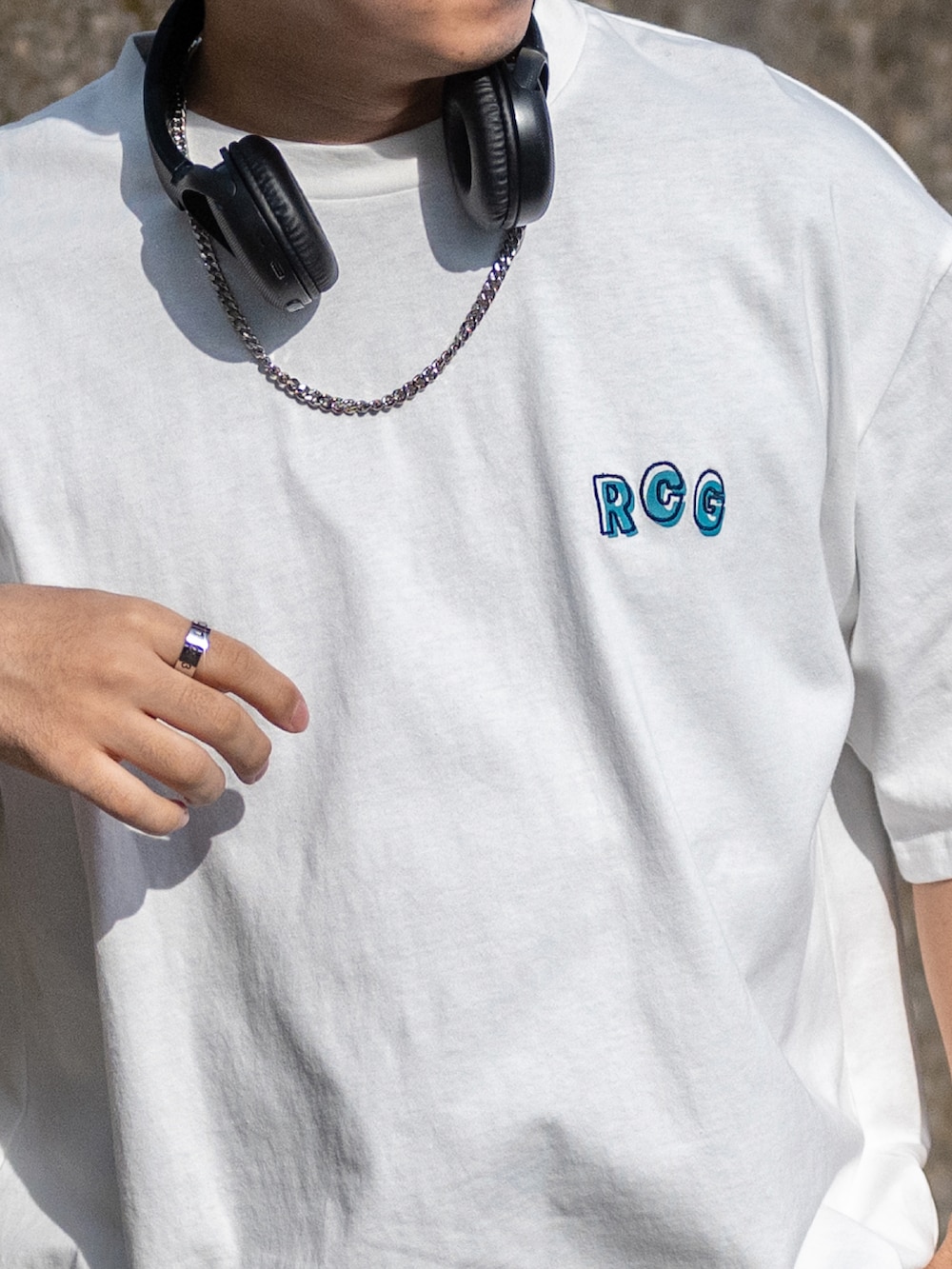 グリーン系のTシャツ/カットソーを着用したメンズの冬コーディネートの4枚目の写真