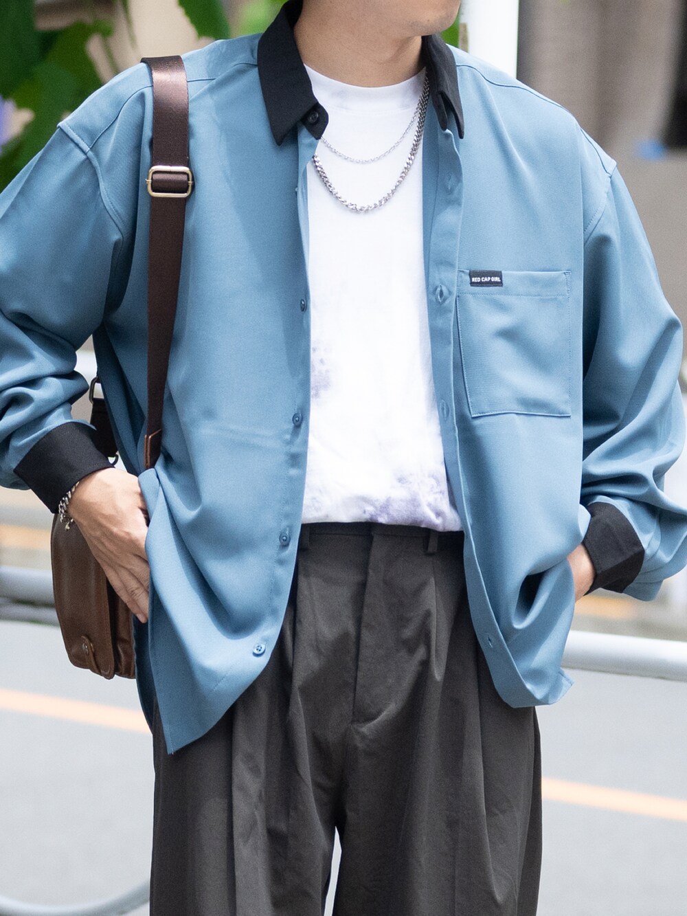 ブラック系のショルダーバッグ、グレー系のスラックス、ブラック系のドレスシューズを着用したメンズの夏コーディネートの4枚目の写真