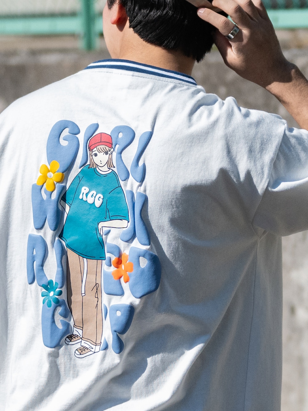 ホワイト系のTシャツ/カットソーを着用したメンズの冬コーディネートの5枚目の写真