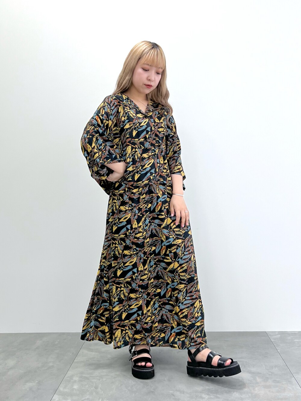 「夏ファッション、柄シャツ、柄×柄、柄スカート、シャツコーデ、派手、柄シャツコーデ、開襟シャツ、抜け襟、ゆるコーデ」|「CRAFT STANDARD BOUTIQUEのレーヨンワイドシャツ(シャツ/ブラウス、イエロー系)」を使った、あおちゃんさん(レディース・152cm)の夏コーディネートの3枚目の写真