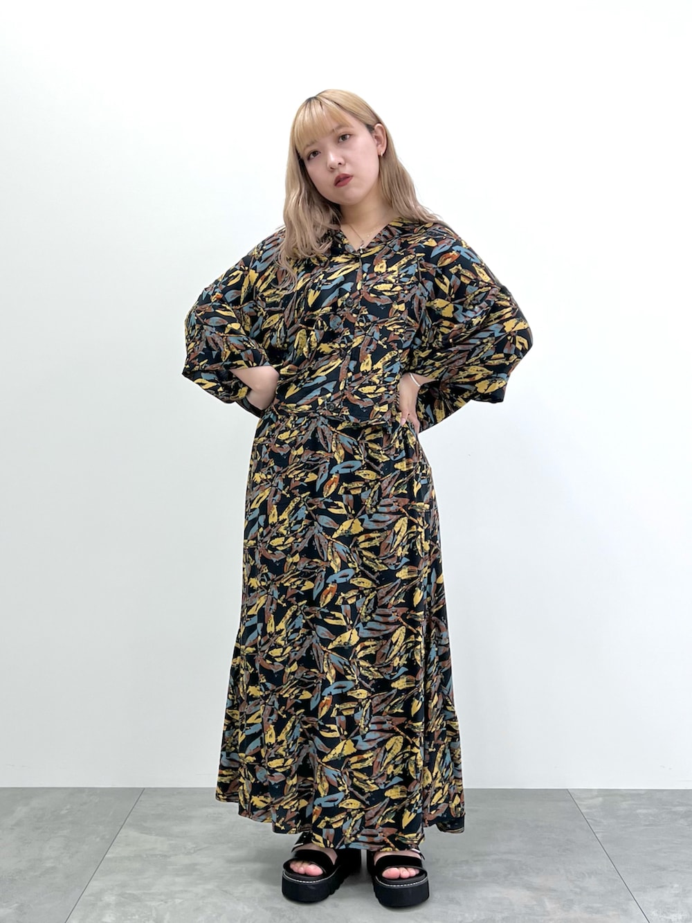 「夏ファッション、柄シャツ、柄×柄、柄スカート、シャツコーデ、派手、柄シャツコーデ、開襟シャツ、抜け襟、ゆるコーデ」|「CRAFT STANDARD BOUTIQUEのレーヨンワイドシャツ(シャツ/ブラウス、イエロー系)」を使った、あおちゃんさん(レディース・152cm)の夏コーディネートの2枚目の写真