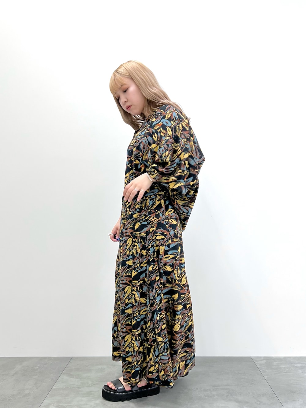 「夏ファッション、柄シャツ、柄×柄、柄スカート、シャツコーデ、派手、柄シャツコーデ、開襟シャツ、抜け襟、ゆるコーデ」|「CRAFT STANDARD BOUTIQUEのレーヨンワイドシャツ(シャツ/ブラウス、イエロー系)」を使った、あおちゃんさん(レディース・152cm)の夏コーディネートの4枚目の写真
