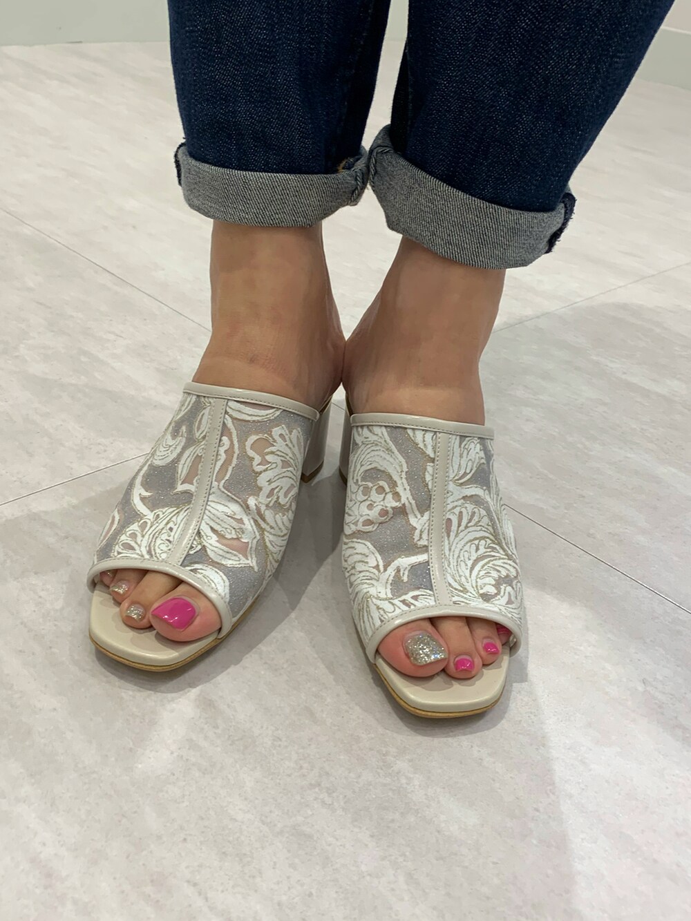 ホワイト系のサンダルを着用したレディースの春コーディネートの2枚目の写真