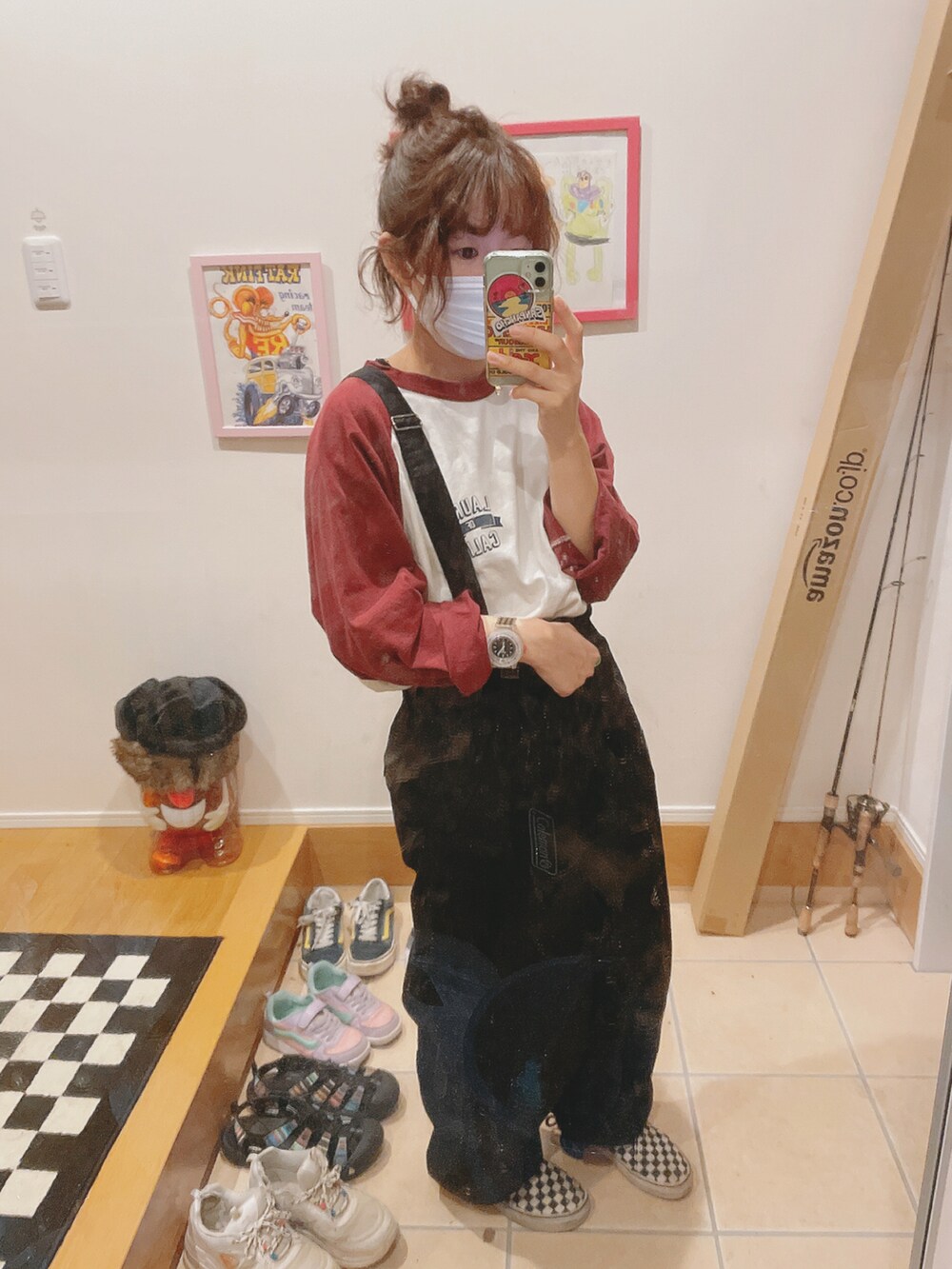 グレー系のその他パンツ、レッド系のTシャツ/カットソー、ホワイト系のスリッポンを着用したレディースの秋コーディネートの2枚目の写真