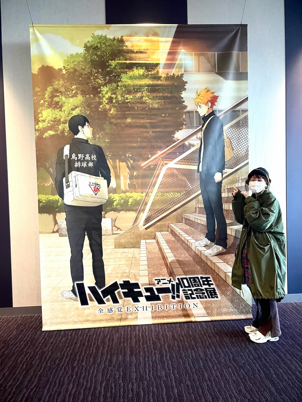 グリーン系のモッズコート、レッド系のシャツ/ブラウス、ブラウン系のその他パンツを着用したレディースの冬コーディネートの2枚目の写真