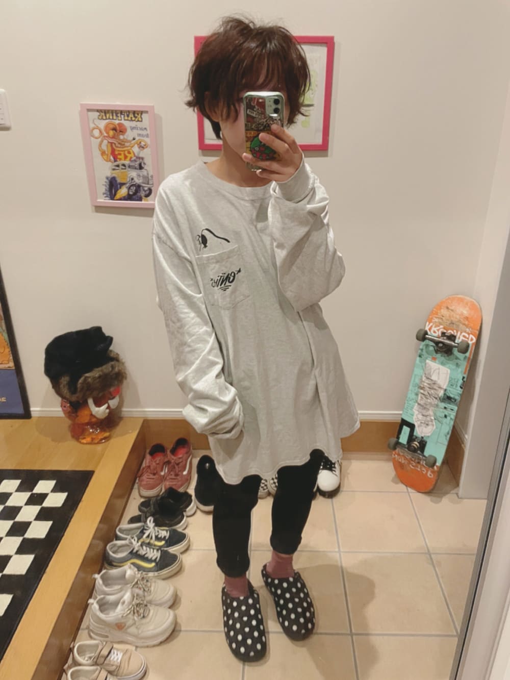 ベージュ系のジャケット/アウター、ブラック系のその他パンツ、ブラック系のサンダルを着用したレディースの秋コーディネートの2枚目の写真