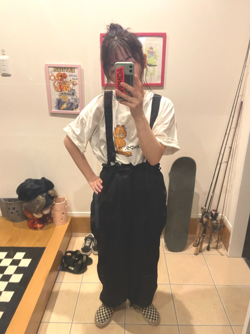 ホワイト系のTシャツ/カットソー、グレー系のその他パンツ、ホワイト系のスリッポンを着用したレディースの春コーディネートの2枚目の写真