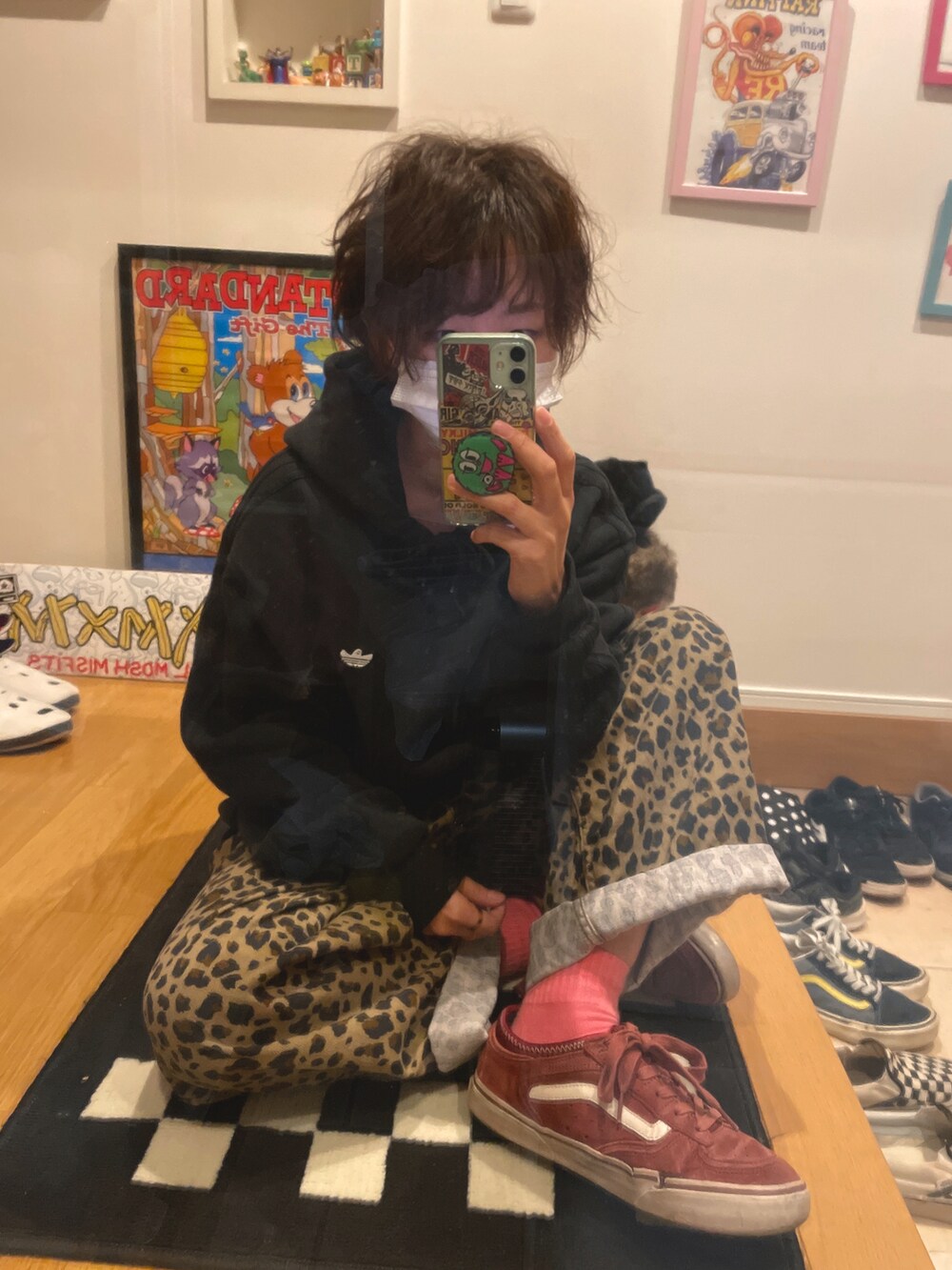 ブラック系のパーカー、イエロー系のその他パンツ、レッド系のスニーカーを着用したレディースの秋コーディネートの2枚目の写真