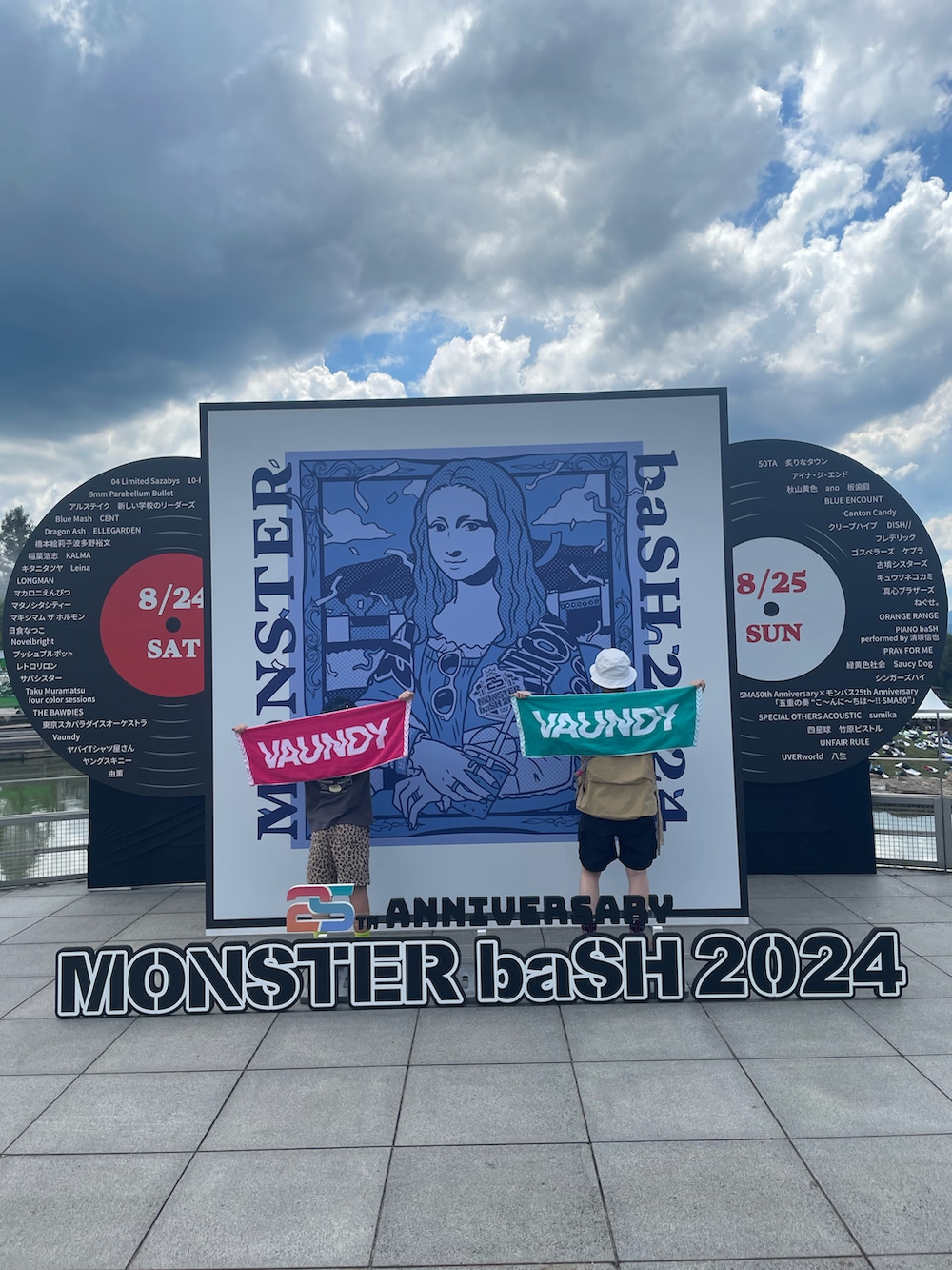 ホワイト系のTシャツ/カットソー、ベージュ系のベスト、ブラック系のその他パンツを着用したレディースの夏コーディネートの2枚目の写真