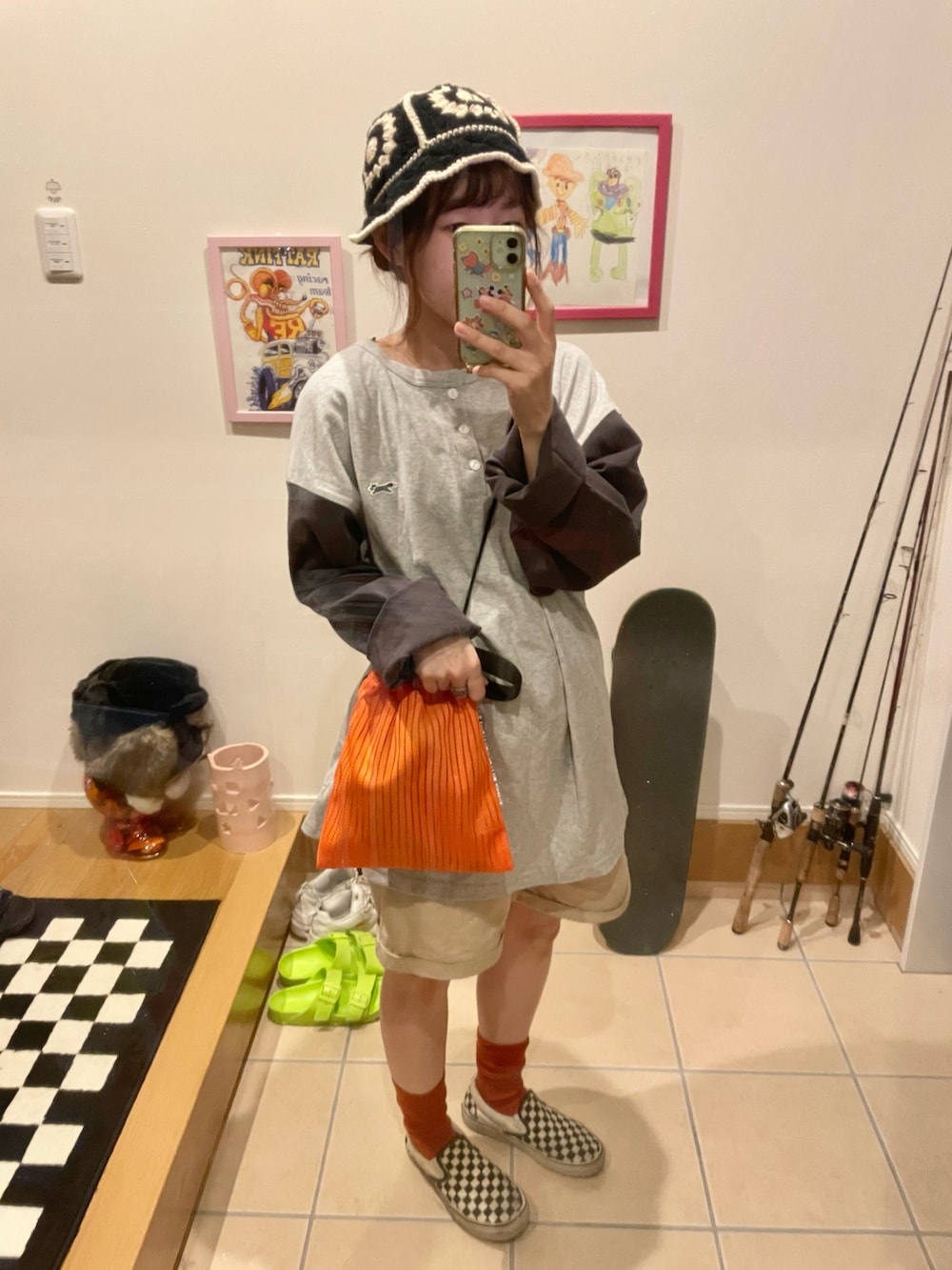 グレー系のTシャツ/カットソー、オレンジ系のショルダーバッグ、ホワイト系のスリッポンを着用したレディースの秋コーディネートの2枚目の写真