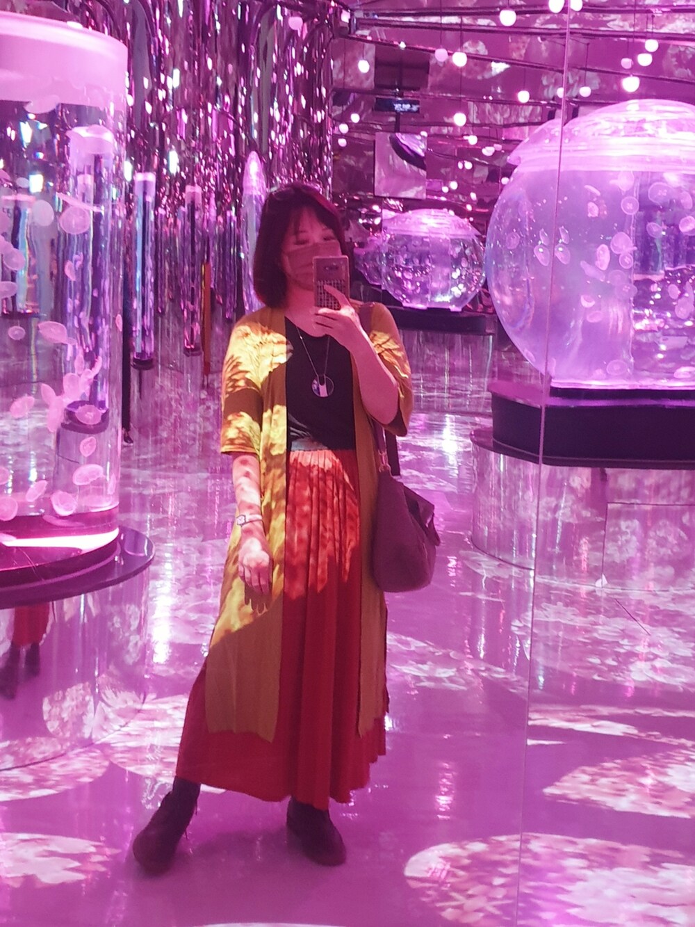 その他のスカート、グリーン系のノーカラージャケットを着用したレディースの春コーディネートの2枚目の写真