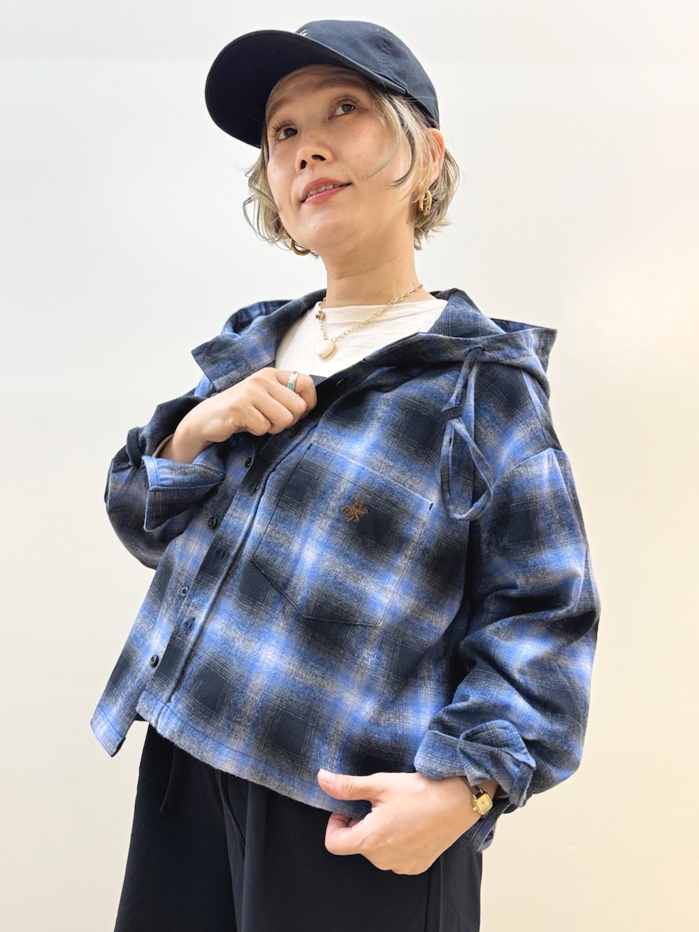 ベージュ系のTシャツ/カットソー、ブルー系のシャツ/ブラウス、ブラック系のショルダーバッグを着用したレディースの秋コーディネートの3枚目の写真