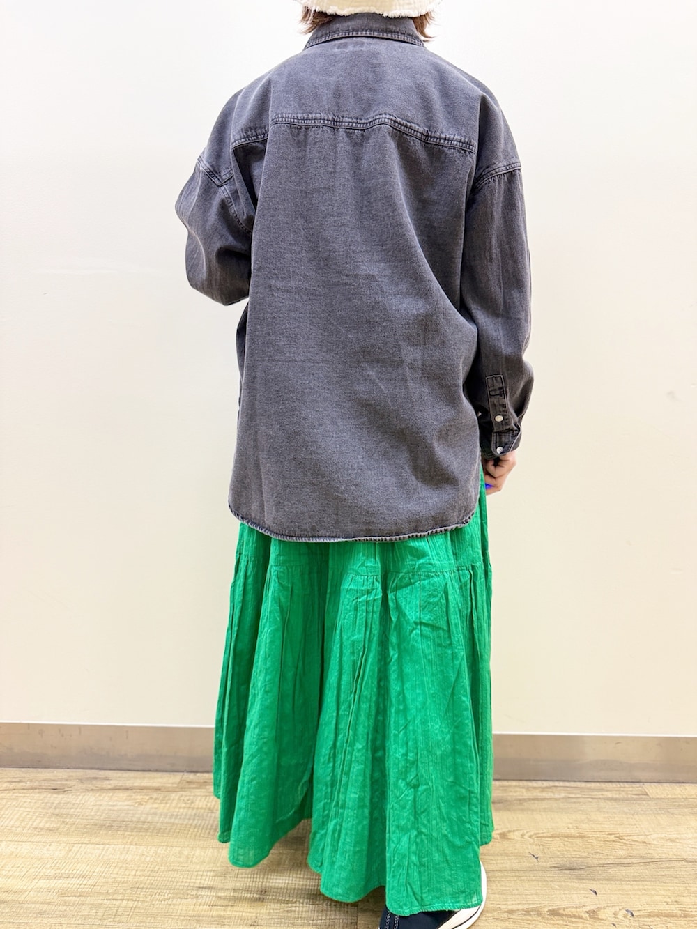 グレー系のシャツ/ブラウス、ホワイト系のトートバッグ、グレー系のスウェットを着用したレディースの春コーディネートの5枚目の写真