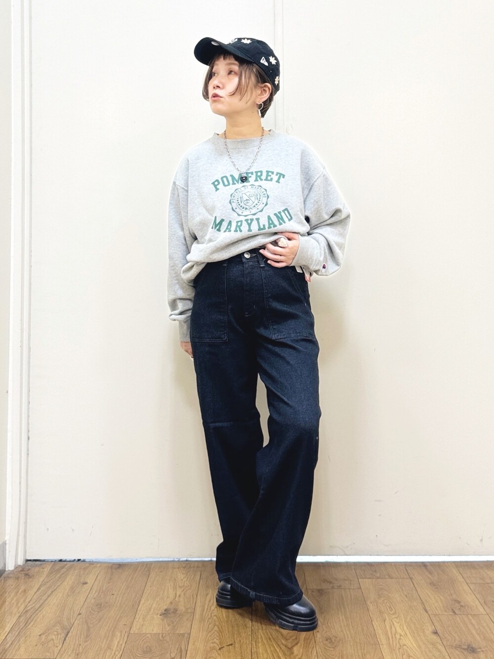 ブラック系のブーツ、ブルー系のデニムパンツ、グリーン系のブルゾンを着用したレディースの秋コーディネートの9枚目の写真