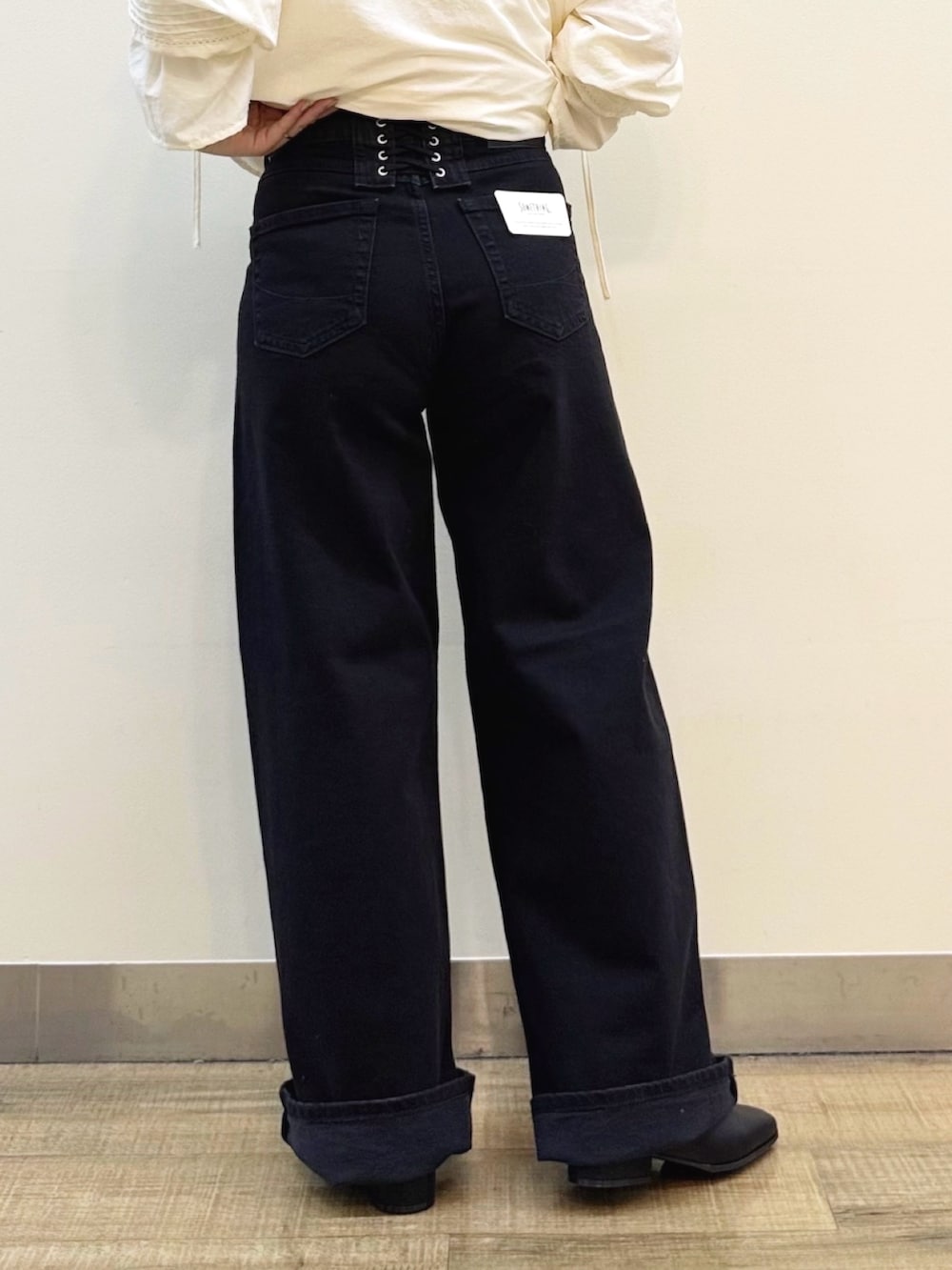 ホワイト系のTシャツ/カットソー、ホワイト系のシャツ/ブラウス、ブラック系のデニムパンツを着用したレディースの冬コーディネートの8枚目の写真