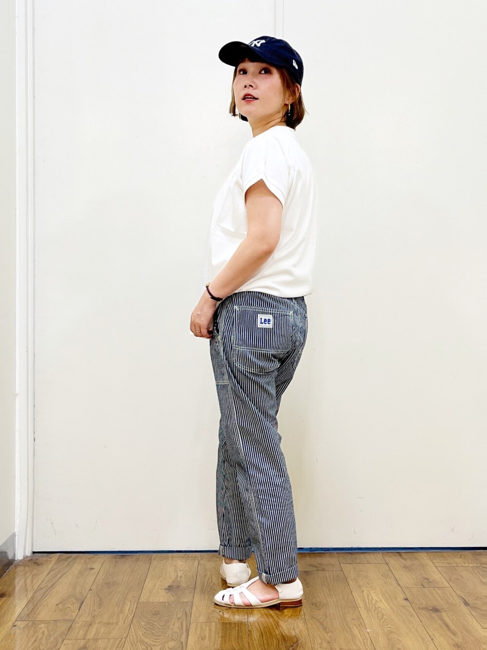 ブルー系のその他パンツ、ベージュ系のトートバッグ、ホワイト系のサンダルを着用したレディースの夏コーディネートの4枚目の写真