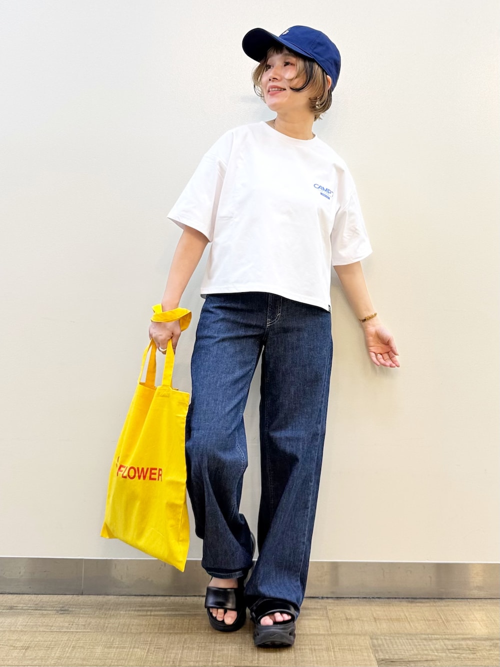 ブルー系のデニムパンツ、ホワイト系のTシャツ/カットソー、ブルー系のキャップを着用したレディースの夏コーディネートの4枚目の写真