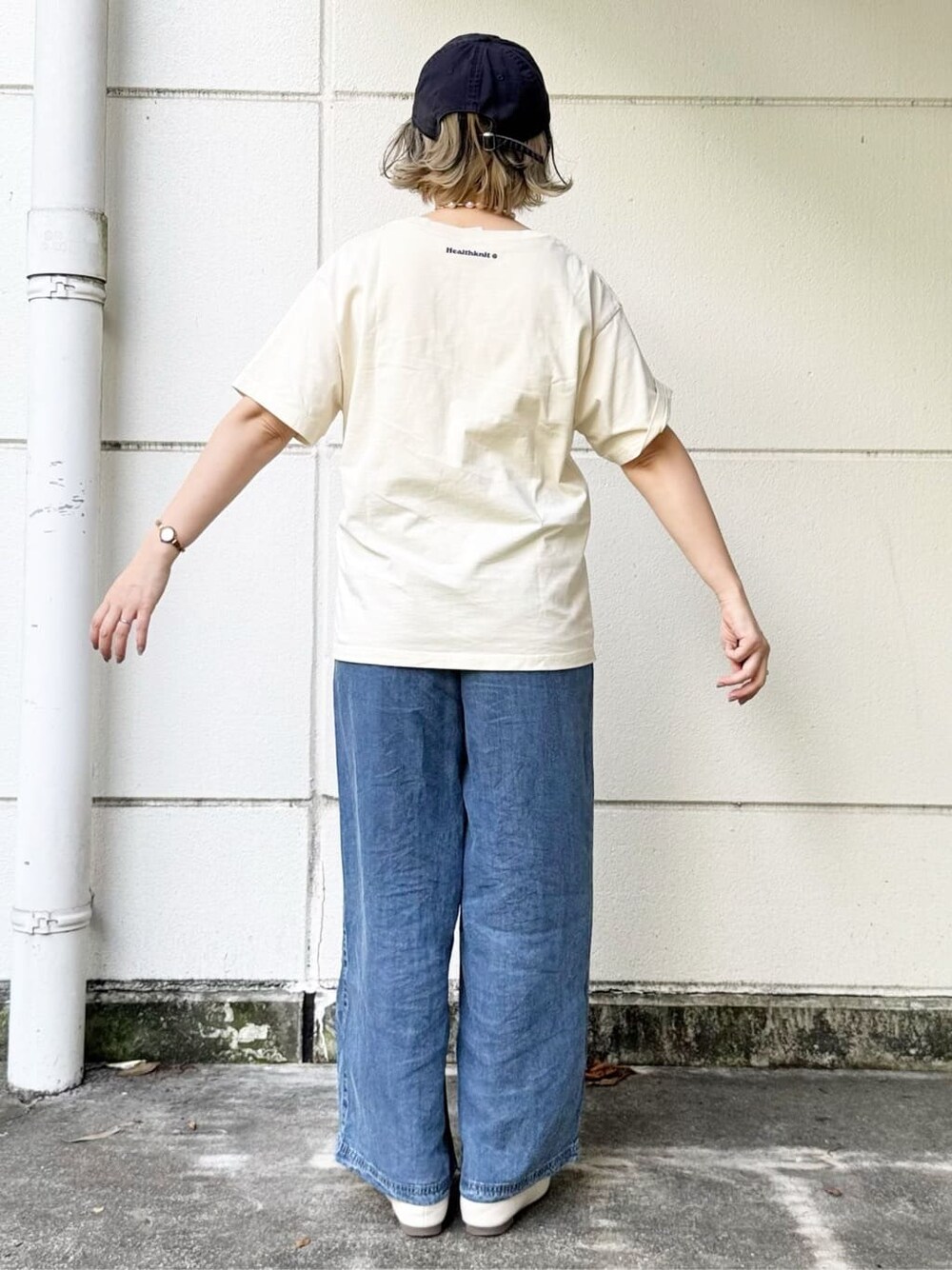 ベージュ系のテーラードジャケット、ブルー系のデニムパンツ、ホワイト系のTシャツ/カットソーを着用したレディースの春コーディネートの7枚目の写真