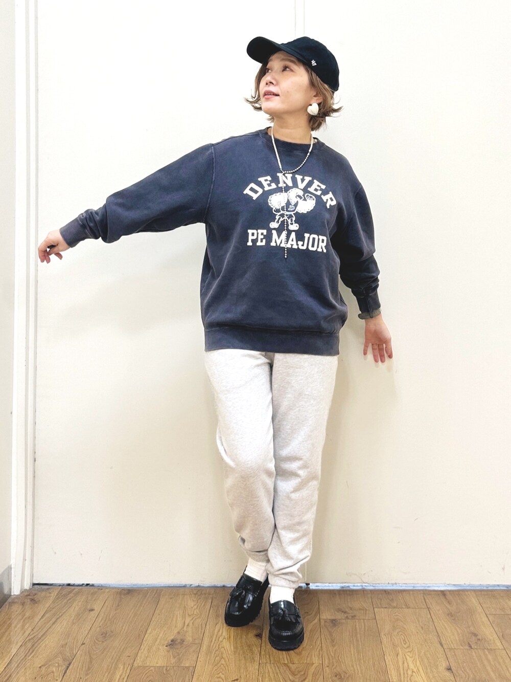 グレー系のスウェットパンツ、ホワイト系のシャツ/ブラウス、ブルー系のスウェットを着用したレディースの秋コーディネートの5枚目の写真