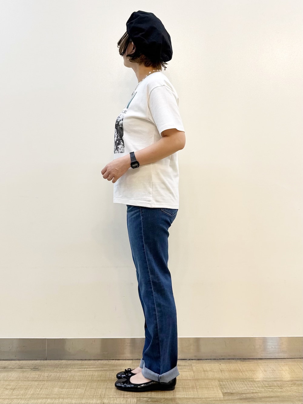 ブルー系のデニムパンツ、ホワイト系のTシャツ/カットソー、ブラウン系のベストを着用したレディースの夏コーディネートの9枚目の写真