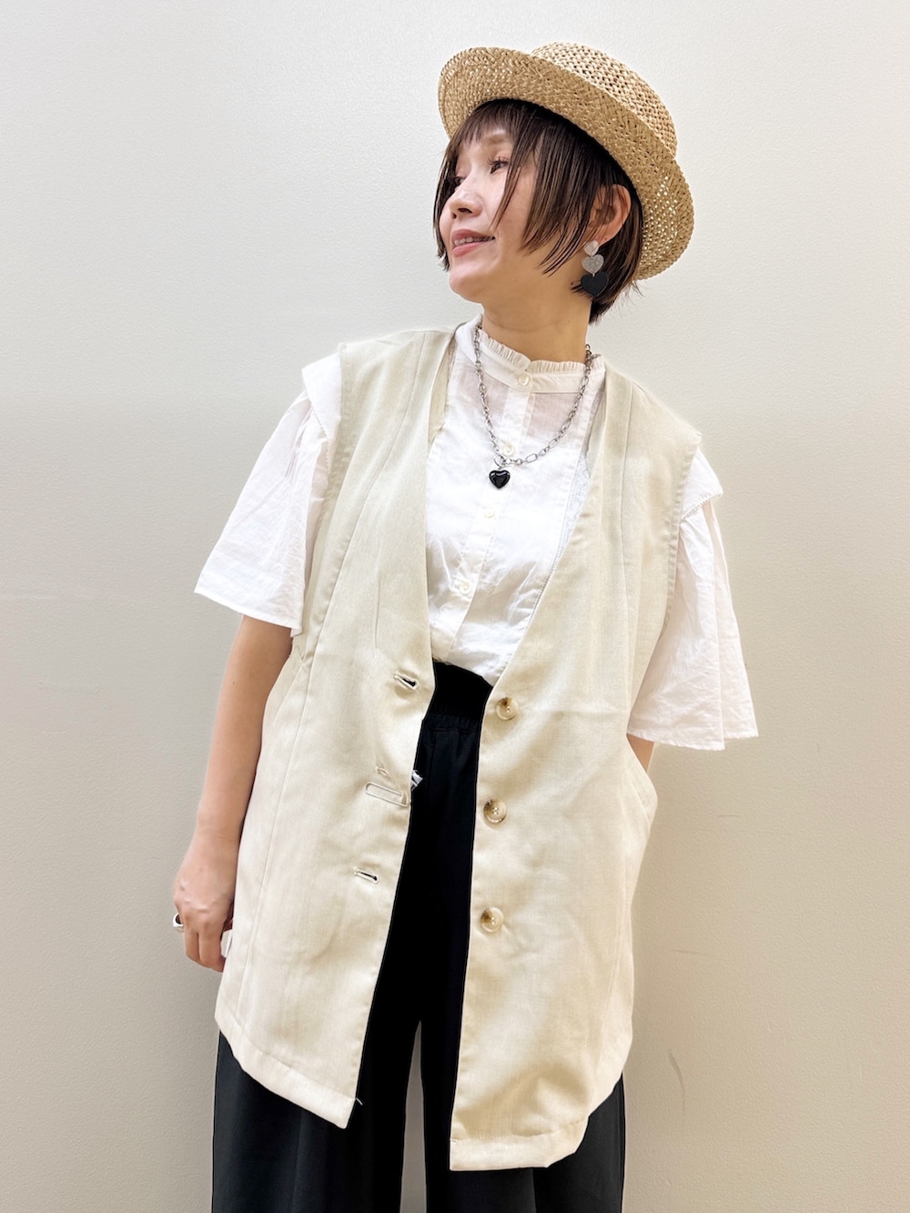 ブラック系のその他パンツ、ブラック系のハンドバッグ、ブラック系のローファーを着用したレディースの春コーディネートの2枚目の写真