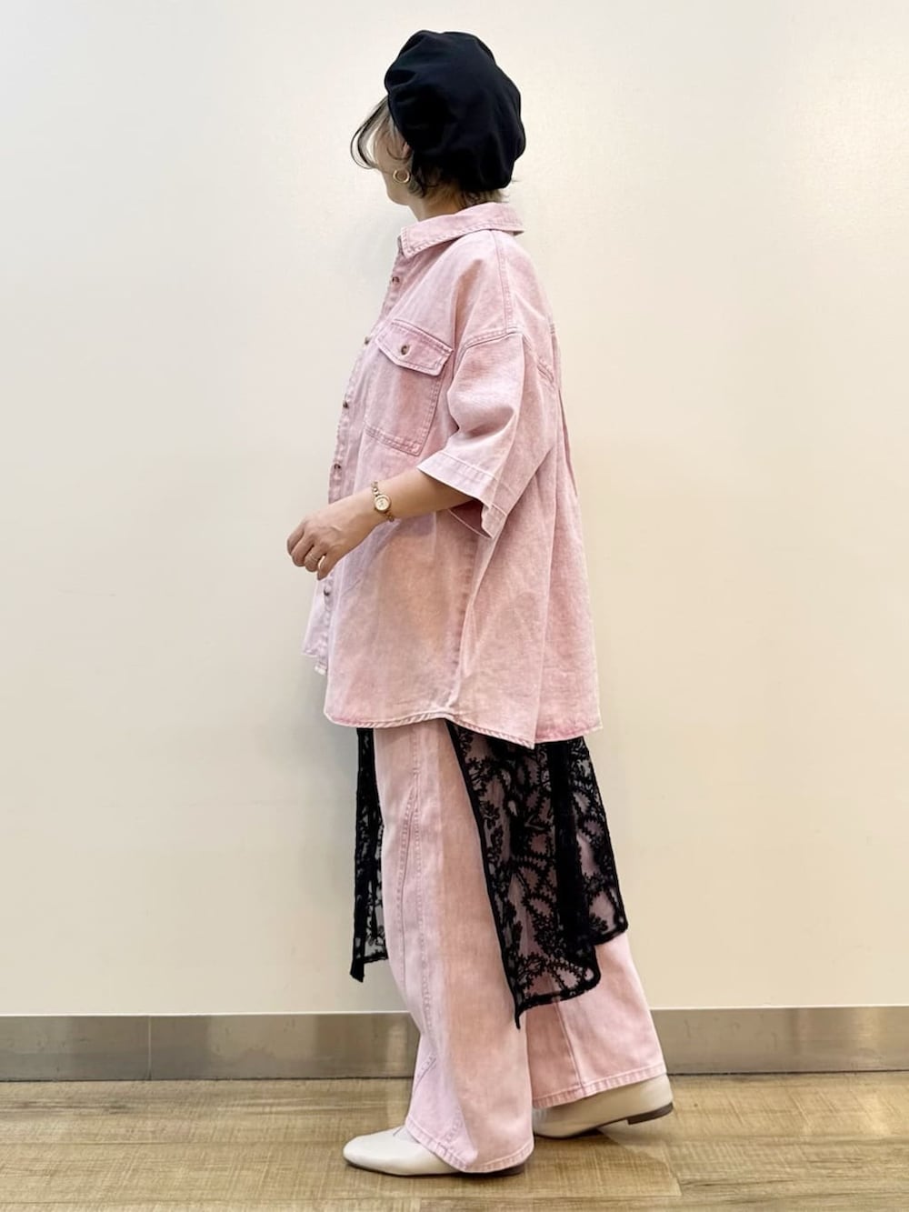 ブラック系のスカート、ホワイト系のTシャツ/カットソー、ブラック系のショルダーバッグを着用したレディースの夏コーディネートの4枚目の写真