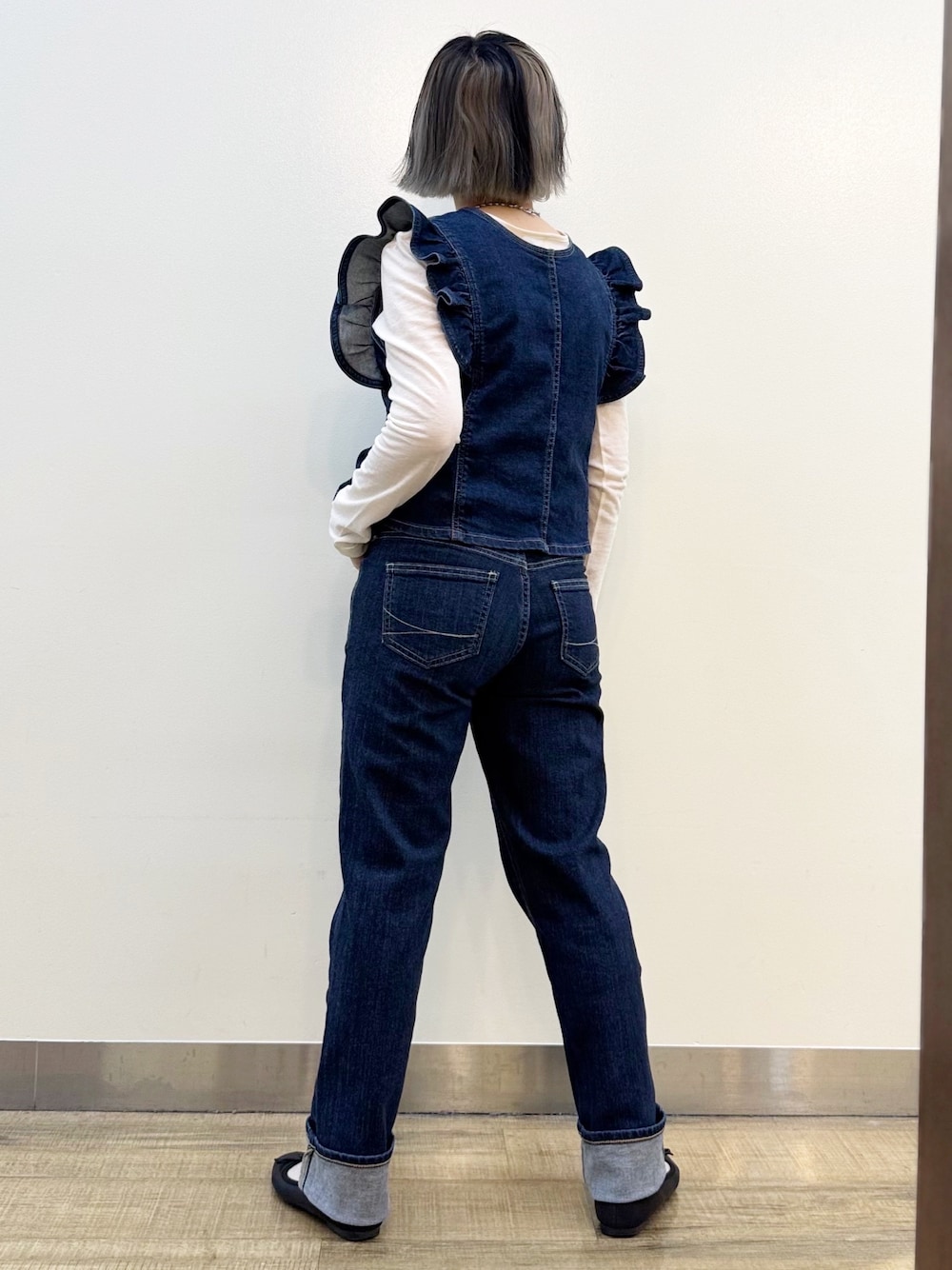 ブルー系のその他トップス、ブルー系のデニムパンツを着用したレディースの春コーディネートの6枚目の写真
