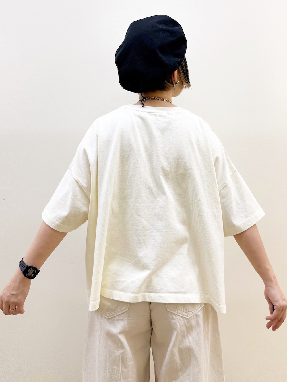 ブラック系のショルダーバッグ、ホワイト系のセットアップ、ホワイト系のTシャツ/カットソーを着用したレディースの夏コーディネートの7枚目の写真