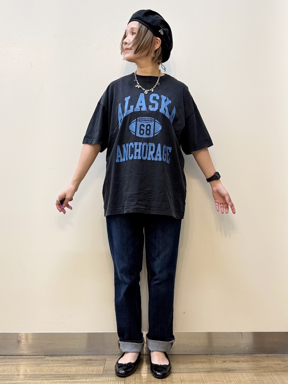 ブラック系のベスト、グレー系のTシャツ/カットソー、ブルー系のデニムパンツを着用したレディースの夏コーディネートの8枚目の写真