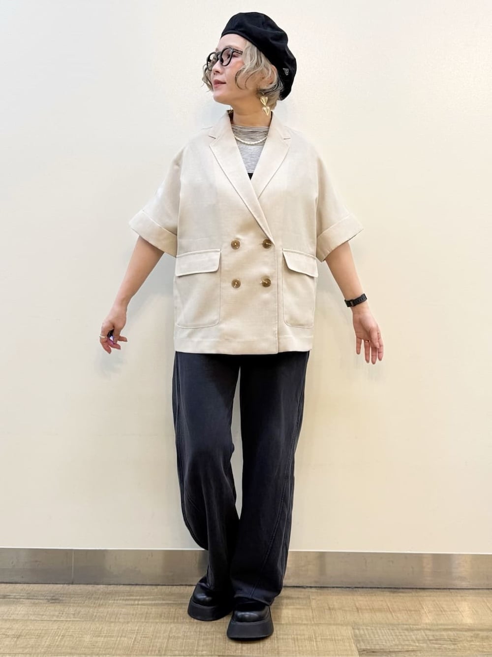 ベージュ系のテーラードジャケット、ホワイト系のTシャツ/カットソー、ブラック系のその他パンツを着用したレディースの春コーディネートの3枚目の写真