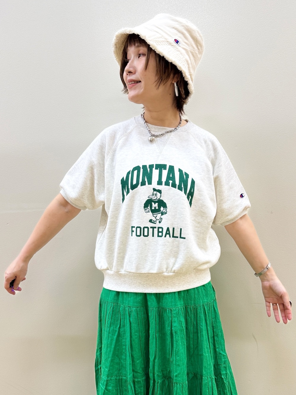 グレー系のシャツ/ブラウス、ホワイト系のトートバッグ、グレー系のスウェットを着用したレディースの春コーディネートの2枚目の写真