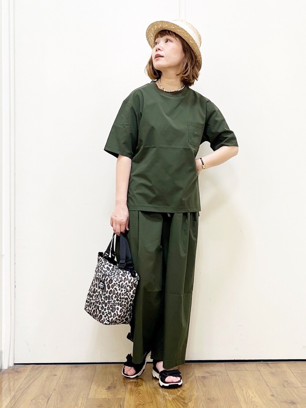 ベージュ系のショルダーバッグ、ブラウン系のTシャツ/カットソー、ブラウン系のその他パンツを着用したレディースの春コーディネートの2枚目の写真
