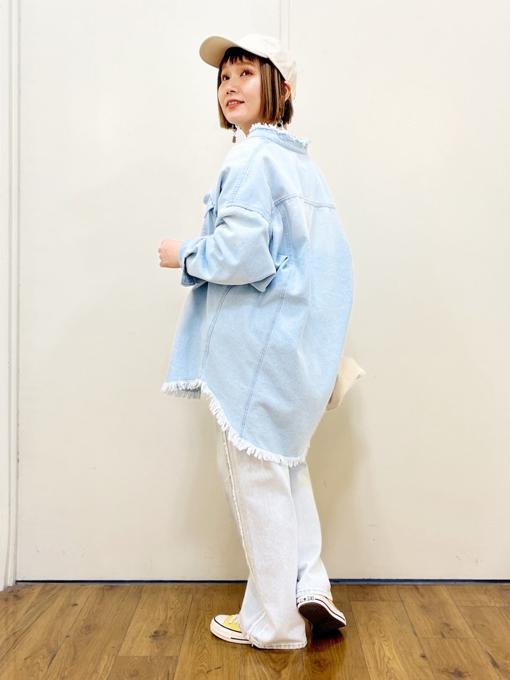 グレー系のスウェット、ブルー系のシャツ/ブラウス、ブルー系のデニムパンツを着用したレディースの春コーディネートの3枚目の写真