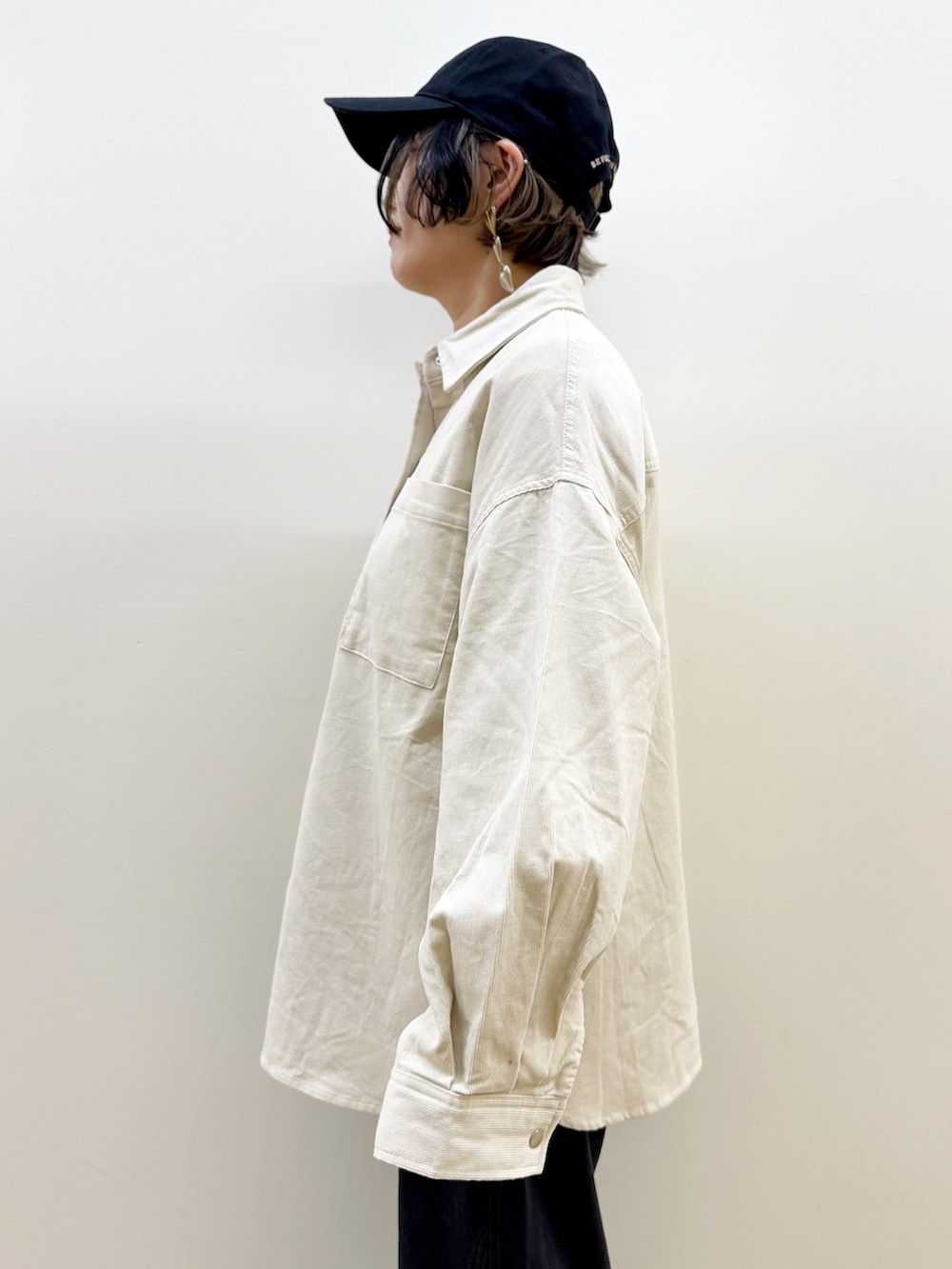 ピンク系のTシャツ/カットソー、ホワイト系のシャツ/ブラウス、ブラック系のその他パンツを着用したレディースの秋コーディネートの5枚目の写真