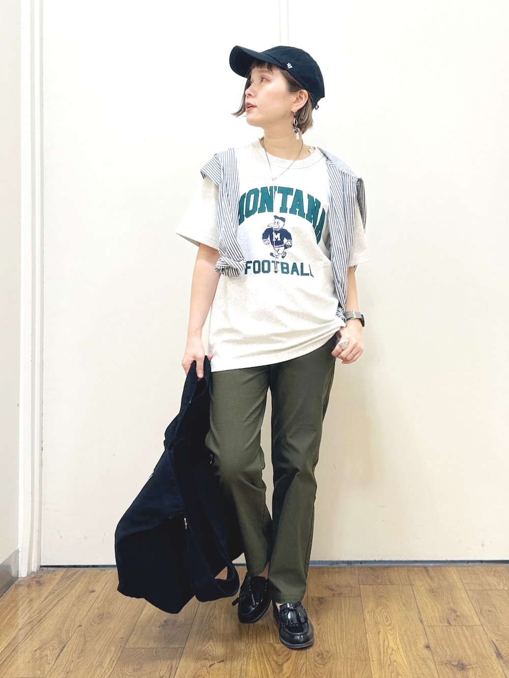 ホワイト系のTシャツ/カットソー、ブラック系のトートバッグ、ホワイト系のシャツ/ブラウスを着用したレディースの夏コーディネートの2枚目の写真