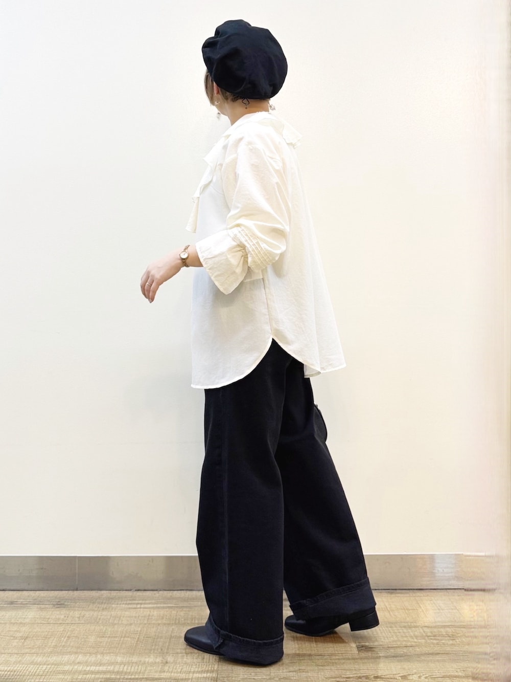 ホワイト系のTシャツ/カットソー、ホワイト系のシャツ/ブラウス、ブラック系のデニムパンツを着用したレディースの冬コーディネートの3枚目の写真