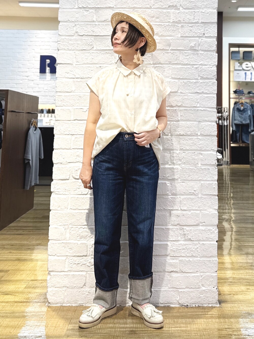 ホワイト系のシャツ/ブラウス、ホワイト系のその他トップス、ブルー系のデニムパンツを着用したレディースの夏コーディネートの9枚目の写真