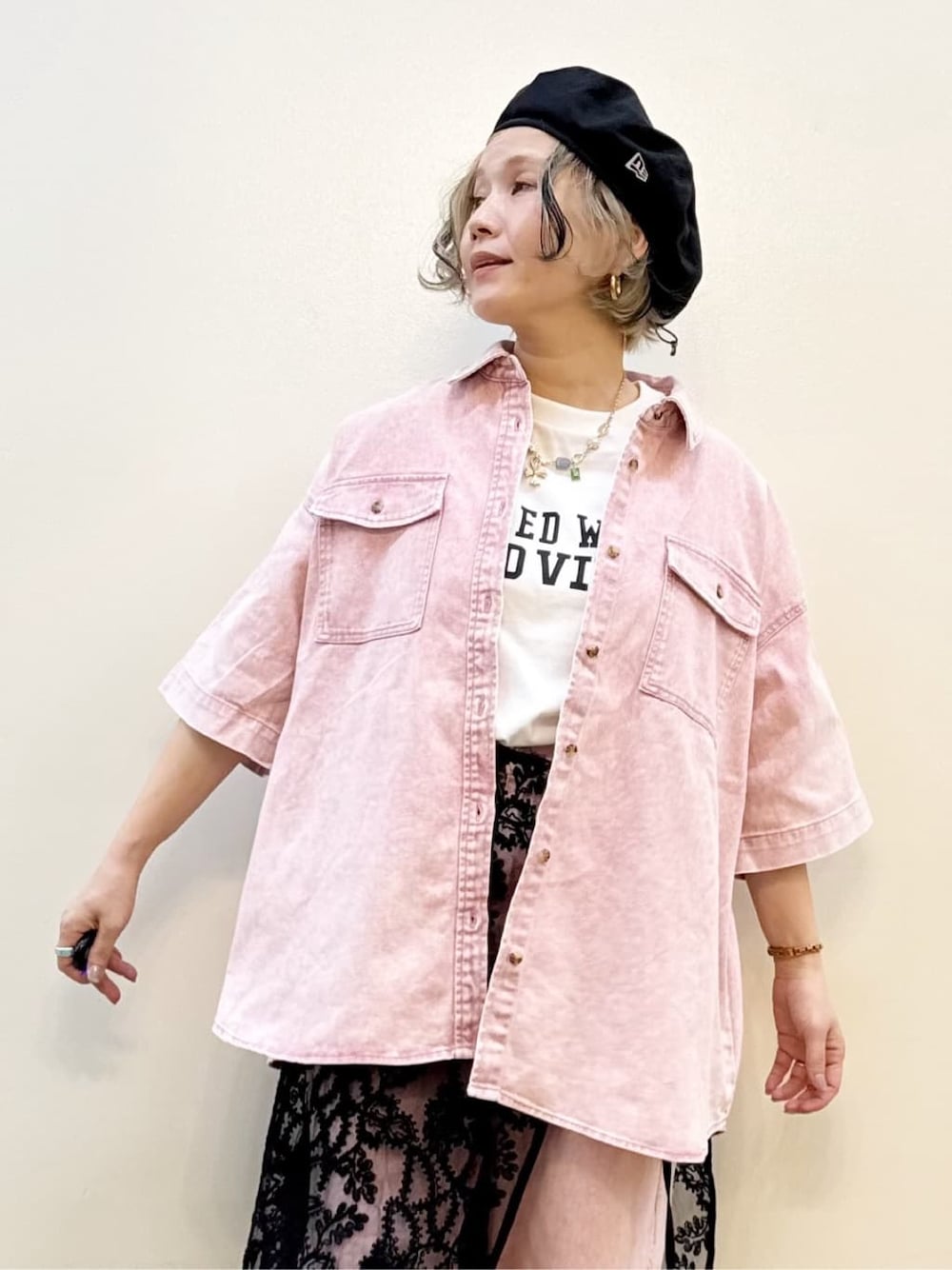 ブラック系のスカート、ホワイト系のTシャツ/カットソー、ブラック系のショルダーバッグを着用したレディースの夏コーディネートの3枚目の写真