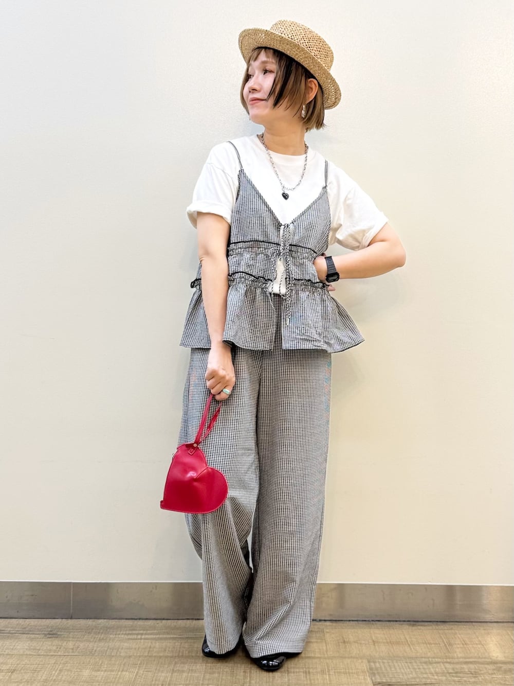その他のTシャツ/カットソー、ホワイト系のセットアップ、ブルー系のデニムパンツを着用したレディースの夏コーディネートの9枚目の写真