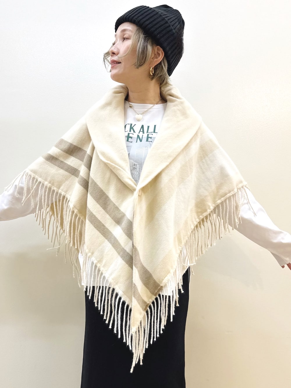 ブラック系のスカート、ホワイト系のTシャツ/カットソー、ブラック系のニットキャップ/ビーニーを着用したレディースの秋コーディネートの3枚目の写真