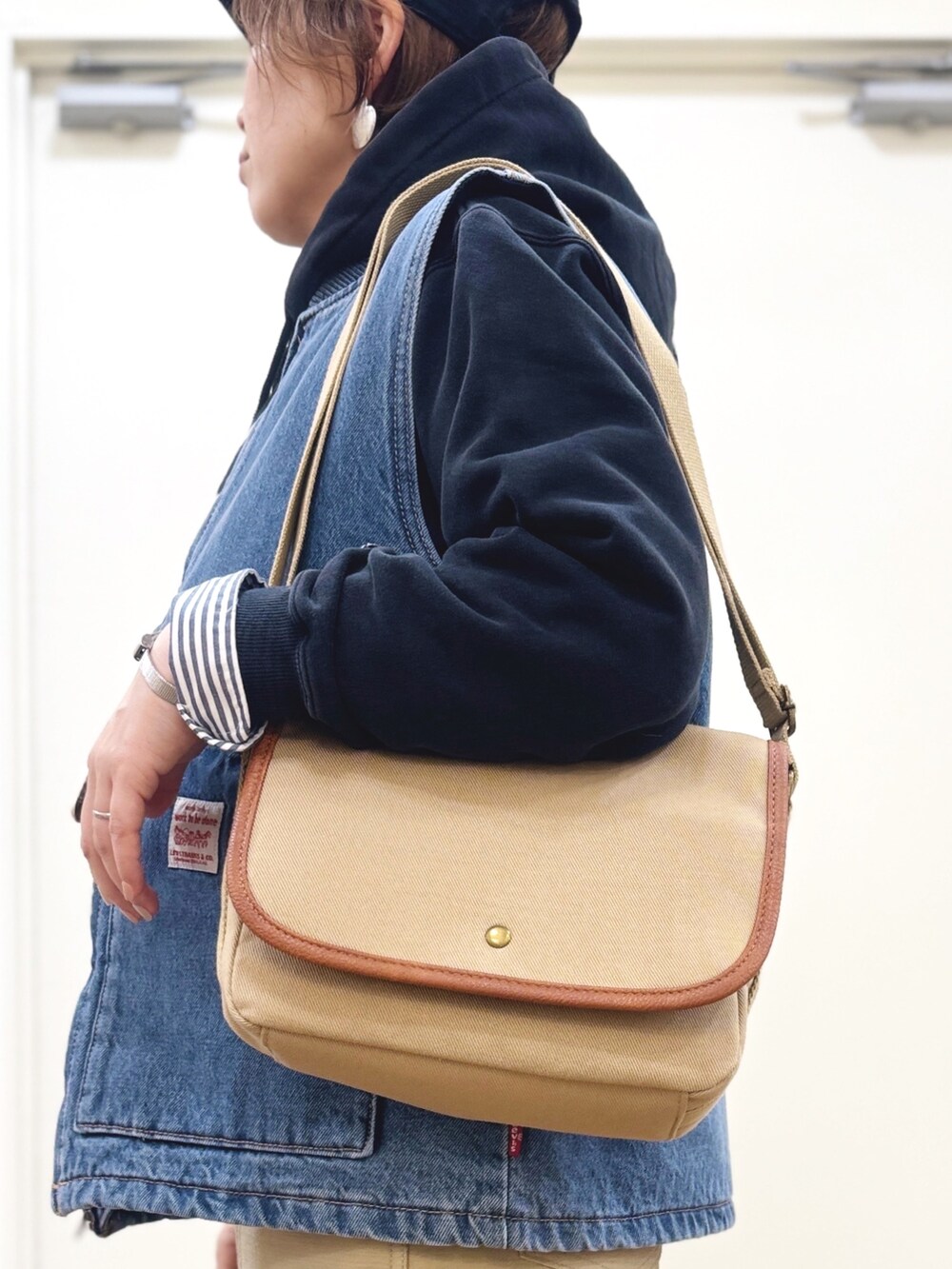 ブラック系のパーカー、ホワイト系のシャツ/ブラウス、ベージュ系のその他パンツを着用したレディースの冬コーディネートの10枚目の写真