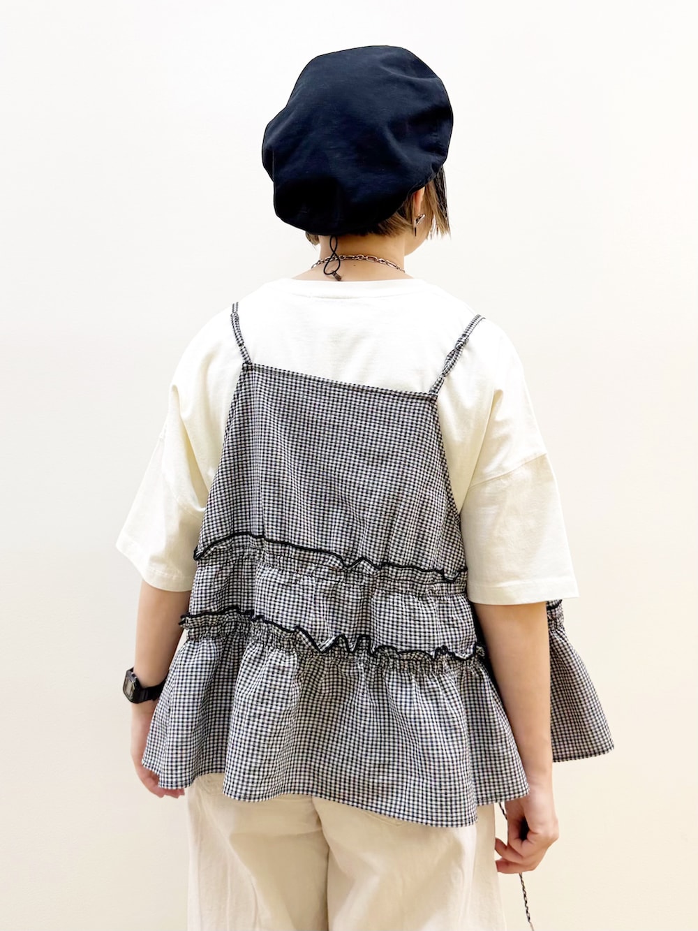 ブラック系のショルダーバッグ、ホワイト系のセットアップ、ホワイト系のTシャツ/カットソーを着用したレディースの夏コーディネートの4枚目の写真