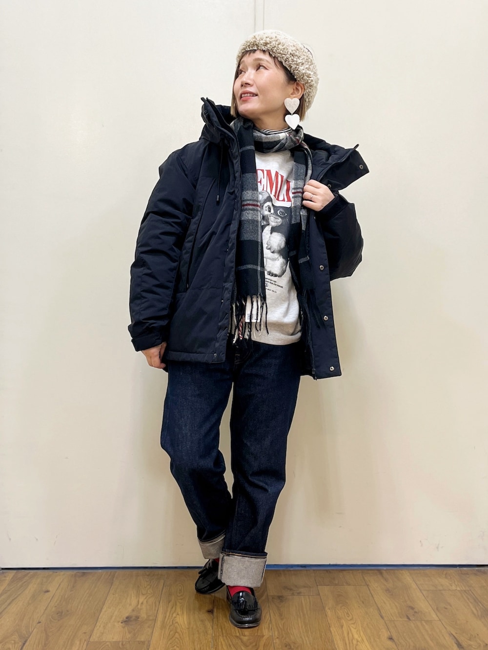ブラック系のTシャツ/カットソー、ブラック系のローファー、ブラック系のダウンジャケット/コートを着用したレディースの冬コーディネートの2枚目の写真