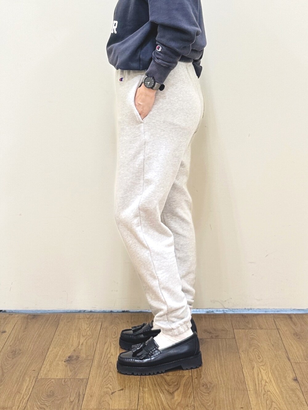 グレー系のスウェットパンツ、ホワイト系のシャツ/ブラウス、ブルー系のスウェットを着用したレディースの秋コーディネートの8枚目の写真