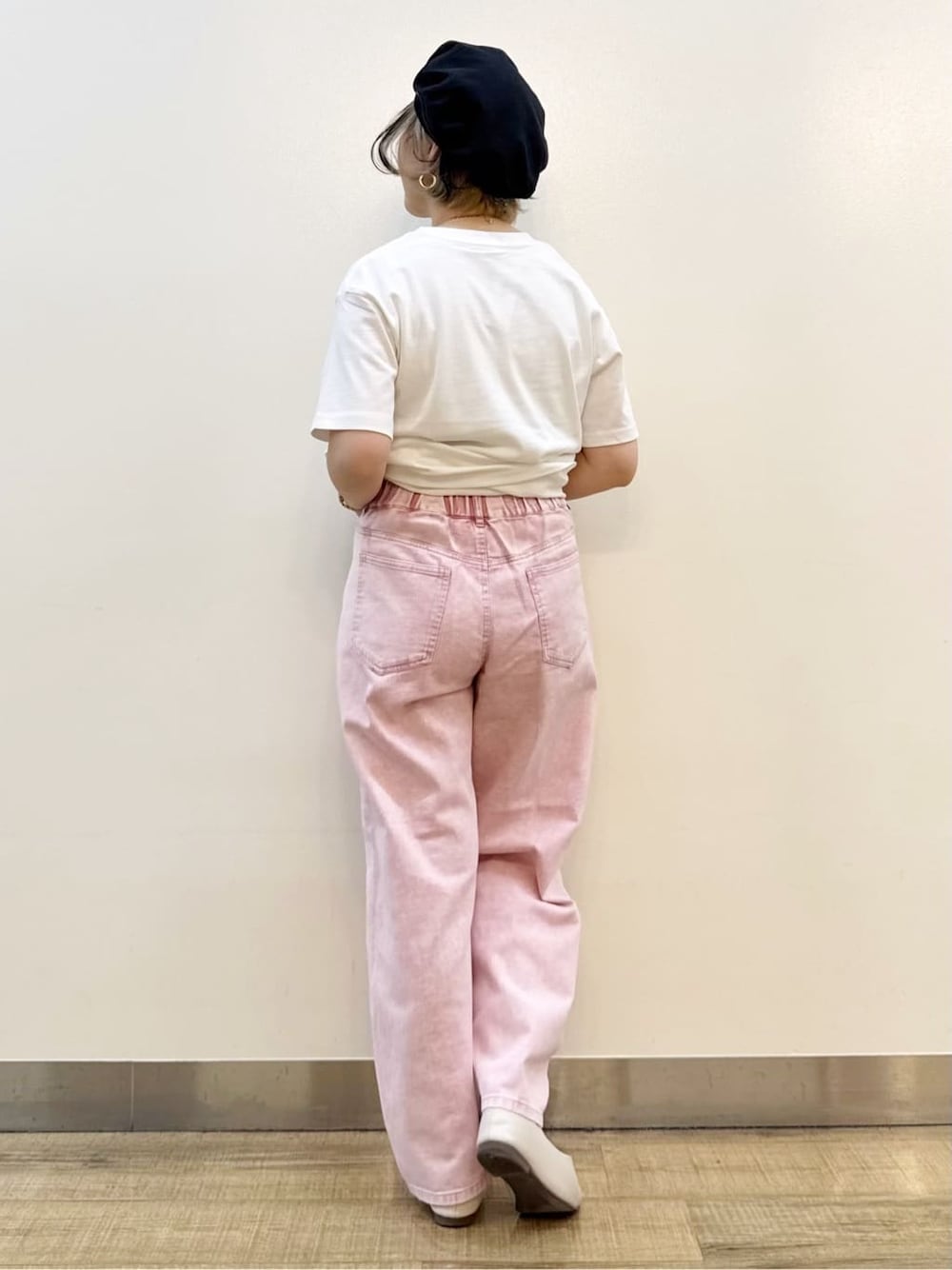 ブラック系のスカート、ホワイト系のTシャツ/カットソー、ブラック系のショルダーバッグを着用したレディースの夏コーディネートの9枚目の写真