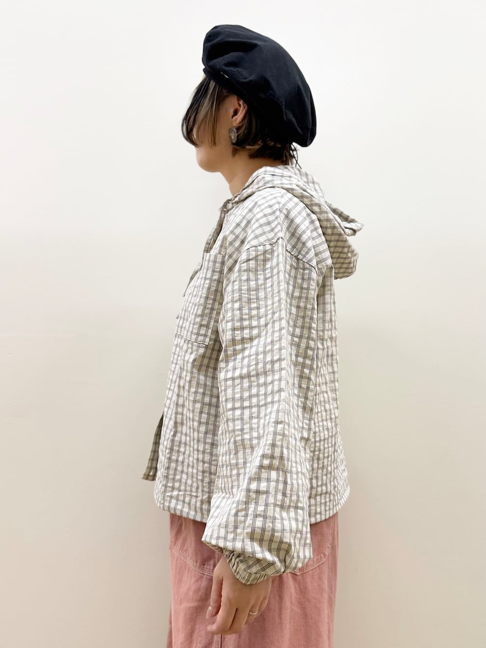 ホワイト系のシャツ/ブラウス、ホワイト系のTシャツ/カットソー、その他のスカートを着用したレディースの秋コーディネートの4枚目の写真